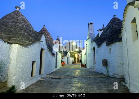 Eine leere Straße in der Nacht mit Trulli, Alberobello, Apulien, Italien, Europa Stockfoto