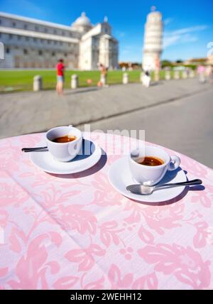Zwei Espresso-Tassen auf einem Tisch in Pisa, Toskana, Italien, Europa Stockfoto