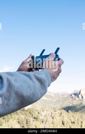 Fotograf, der Bilder mit Drohnenkamera aufnimmt Stockfoto