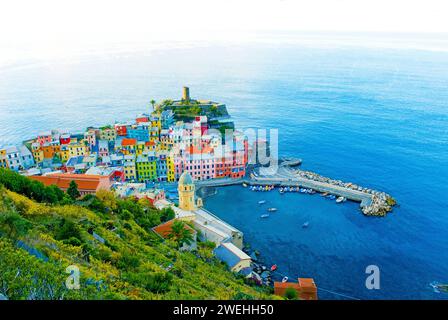 Blick auf Vernazza am frühen Morgen, mit Hafen, Weinbergen, farbenfrohen Häusern und blauem Mittelmeer, Cinque Terre, Ligurien, Italien, Europa Stockfoto