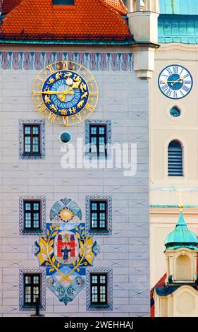 Türme des alten Rathauses am Marienplatz und der Heilig Geist Kirche, München, Bayern, Deutschland, Europa Stockfoto