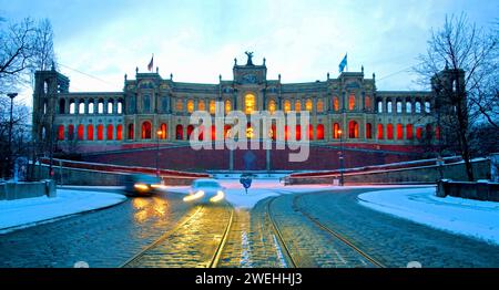 Panoramablick auf das Maximilianeum, das Bayerische parlament, Dämmerung, blaue Stunde, München, Bayern, Deutschland, Europa Stockfoto