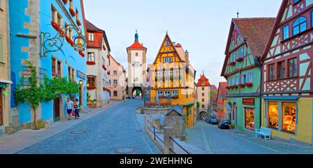 Rothenburg ob der Tauber am Abend, im Vordergrund der Plönlein Platz, der Kobolzeller Turm rechts und der Siebersturm Stockfoto