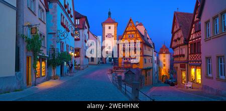 Rothenburg ob der Tauber am Abend, im Vordergrund der Plönlein Platz, der Kobolzeller Turm rechts und der Siebersturm Stockfoto
