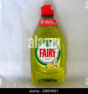 Fee Liquid Spülflasche, gelb. Studio auf hellem/weißem Hintergrund eingerichtet. Stockfoto