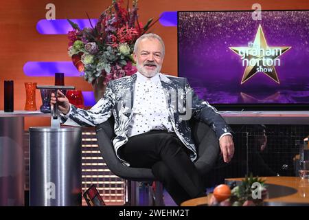 NUR REDAKTIONELLE VERWENDUNG Moderator Graham Norton während der Dreharbeiten für die Graham Norton Show im BBC Studioworks 6 Television Centre, Wood Lane, London, die am Freitagabend auf BBC One ausgestrahlt werden. Bilddatum: Donnerstag, 25. Januar 2024. Foto: Matt Crossick/PA Wire Stockfoto