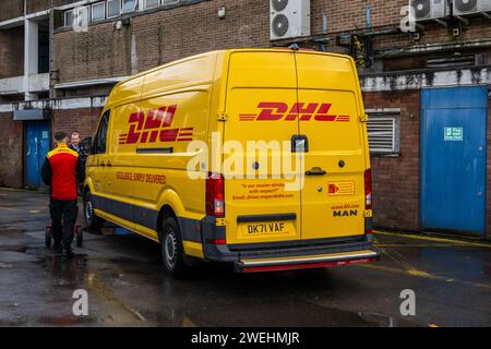 DHL-Fahrer und Lieferwagen in Coventry, West Midlands, Großbritannien. Stockfoto