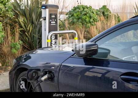 Laden eines elektrischen BMW-Autos an einer ePower-Ladestation in Inchydoney, West Cork, Irland. Stockfoto