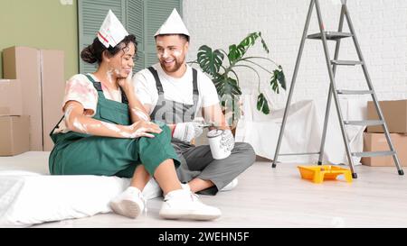 Glückliches junges Paar, das Spaß bei der Hausreparatur hat Stockfoto