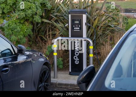 Elektroautos laden an einer ePower-Ladestation in Inchydoney, West Cork, Irland. Stockfoto