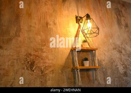 Wunderschöne Laterne an der Wand in einem Café Stockfoto