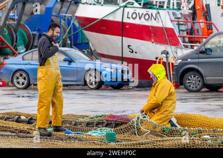 Fischer, die Netze reparieren, in Union Hall, West Cork, Irland. Stockfoto