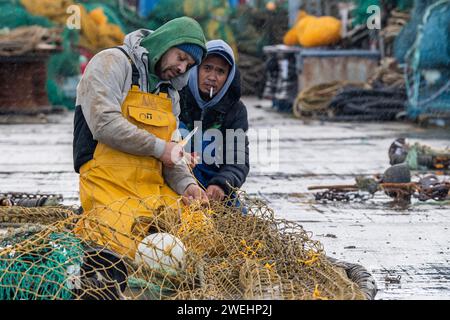 Fischer, die Netze reparieren, in Union Hall, West Cork, Irland. Stockfoto