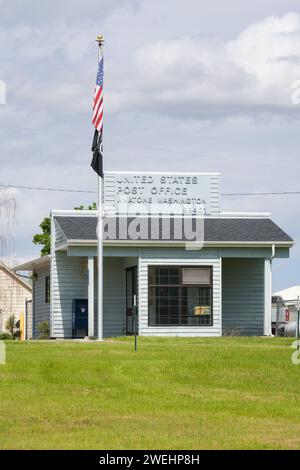 Anatone, WA, USA - 24. Mai 2023; kleines Postamt auf dem Land mit Flaggen in Anatone Washington, Postleitzahl 99401 Stockfoto