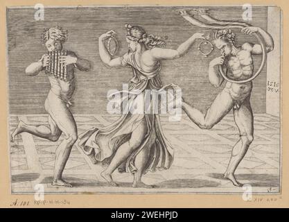 Dancing Maenade a Saters, Agostino Veneziano, nach Rafaël, 1516 drucken Eine Maenade und zwei Saters gehen nach rechts tanzen. In der Mitte eine Maenade mit zwei Tamburinen. Links ein saat mit Panflöte, rechts ein saat mit Doppelhorn. Papierstich Satyrs, Faun, Silen. Maenad(s), weibliche Bacchant(s). Flöte, Stämme. Tanzen. Horn, Trompete, Kornett, Posaune, Trompete Stockfoto