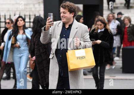 Paris a été pour la 2ème semaine consécutive, le paradis de la Mode. Cette semaine ce sont des défilés haute Couture qui ont attiré les célébrités Stockfoto