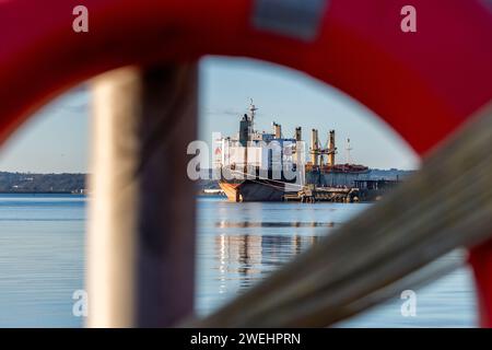 Verhaftetes Drogenschiff "M/V Matthew", fotografiert durch einen Rettungsring, der in Marino Point, Co. Cork, Irland. Stockfoto