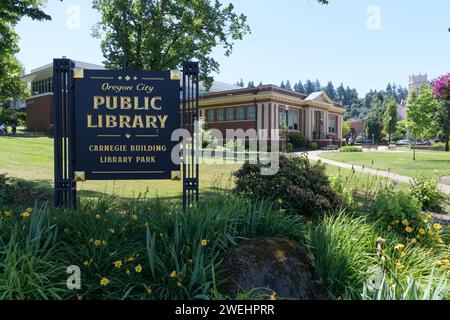 Oregon City, OR, USA – 11. Juni 2023; Schildern Sie für die Oregon City Public Library mit Carnegie Building im Library Park Stockfoto