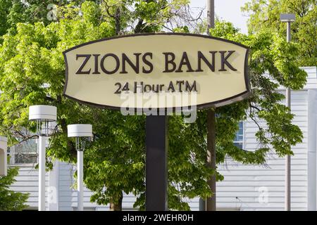 Moscow, ID, USA - 23. Mai 2023; Intermountain West Zions Bank-Schild mit 24-Stunden-Geldautomat Stockfoto