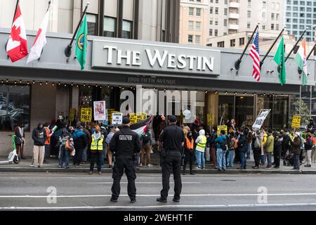 Seattle, USA. Januar 2024. Pro-Palestine-Demonstranten versammeln sich im Westin Hotel in Westlake, um Nancy Pelosi bei einer demokratischen Spendenaktion zu konfrontieren. Die Demonstranten rufen zu einem Waffenstillstand auf. Nach dem jüngsten Chaos, das Gaza umfasste, gab es weltweit Kundgebungen und Proteste. Quelle: James Anderson/Alamy Live News Stockfoto