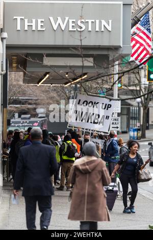 Seattle, USA. Januar 2024. Pro-Palestine-Demonstranten versammeln sich im Westin Hotel in Westlake, um Nancy Pelosi bei einer demokratischen Spendenaktion zu konfrontieren. Die Demonstranten rufen zu einem Waffenstillstand auf. Nach dem jüngsten Chaos, das Gaza umfasste, gab es weltweit Kundgebungen und Proteste. Quelle: James Anderson/Alamy Live News Stockfoto