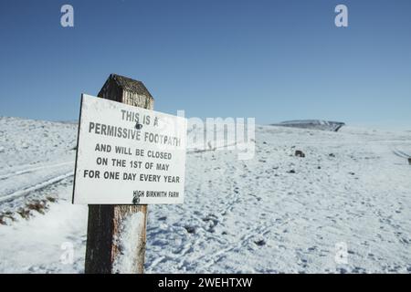 Ein Schild, das die Wanderer darüber informiert, dass es sich um einen freizügigen Fußweg handelt, der einmal im Jahr geschlossen wird. An einem Wintertag in den Yorkshire Dales in England. Stockfoto