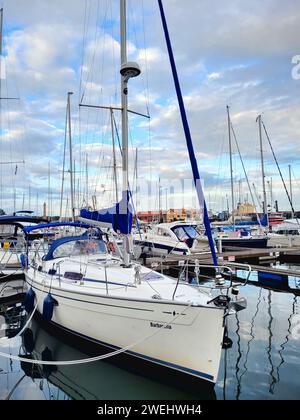 Luxusyachten, Segelboote und Boote liegen am Pier, in einer wunderschönen Lage am blauen Meer. Ausgezeichnetes Wetter - Sonne, schöne Wolken - Contribut Stockfoto