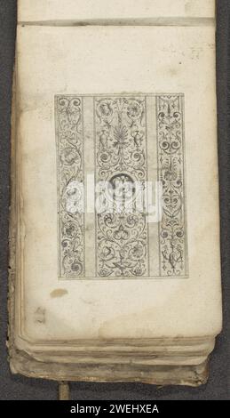 Drei Friesen mit einem Medaillon, 1551 - 1650 drucken drei Friesen nebeneinander. Im Mittelfriesland ein Medaillon mit zwei streichelnden Figuren auf einer Wolke. Außerdem Blumen, Vasen und Insekten. Der Ausdruck ist Teil eines Albums. Papier ätzende Ornamente  Kunst. Insekten. Vase  Ornament. Ein paar Liebhaber Stockfoto