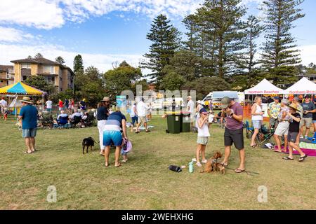 Australien Day Frühstück im Newport Beach Reserve an Sydneys nördlichen Stränden versammeln sich australier an diesem öffentlichen Feiertag, um den offiziellen Nationalfeiertag Australiens zu feiern. Am 26. Januar 1788 wurde die erste Flotte gelandet und Arthur Phillip die britische Union Flag in Sydney Cove in New South Wales anhebt. 26. Januar 2024 Sydney Australia, Credit Martin Berry@alamy Live News. Stockfoto
