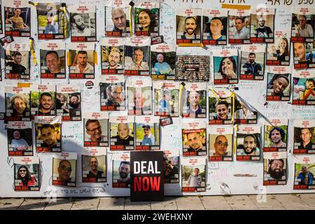 Tel Aviv, Israel - 25. Januar 2024 Poster über das Gesicht der Geiseln, die von der Hamas während des Terroranschlags vom 7. Oktober 2023 entführt wurden, sind zu sehen Stockfoto