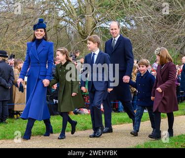 Der Prinz und die Prinzessin von Wales mit ihren Kindern, die in der Kirche von St. ankommen Mary Magdalene, Sandringham am Weihnachtstag 2023 Stockfoto