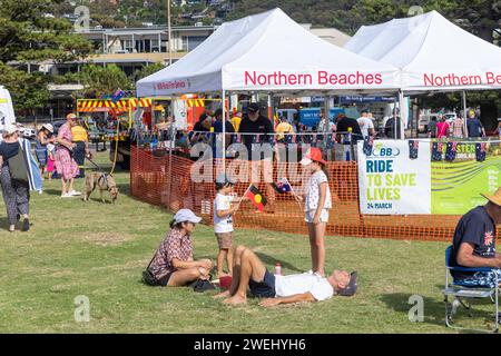 Australien Day Frühstück im Newport Beach Reserve an Sydneys nördlichen Stränden versammeln sich australier an diesem öffentlichen Feiertag, um den offiziellen Nationalfeiertag Australiens zu feiern. Am 26. Januar 1788 wurde die erste Flotte gelandet und Arthur Phillip die britische Union Flag in Sydney Cove in New South Wales anhebt. 26. Januar 2024 Sydney Australia, Credit Martin Berry@alamy Live News. Stockfoto