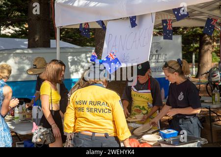 Australien Day Frühstück im Newport Beach Reserve an Sydneys nördlichen Stränden versammeln sich australier an diesem öffentlichen Feiertag, um den offiziellen Nationalfeiertag Australiens zu feiern. Am 26. Januar 1788 wurde die erste Flotte gelandet und Arthur Phillip die britische Union Flag in Sydney Cove in New South Wales anhebt. 26. Januar 2024 Sydney Australia, Credit Martin Berry@alamy Live News. Stockfoto