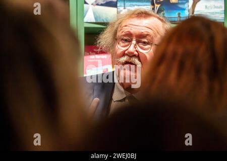 Peter Sloterdijk, Porträt bei Lesung in der Buchhandlung Lehmkuhl, München, 25. Januar 2024 Deutschland, München, 25. Januar 2024, Peter Sloterdijk, geb. 1947, deutscher Philosoph und Publizist, Portrait, Lesung und Gespräch in der Buchhandlung Lehmkuhl abends um 19:30, Lesung aus seinem Buch: Zeilen und Tage III - Notizen 2013 bis 2016, Suhrkamp Verlag, Kultur, Bayern, *** Peter Sloterdijk, Porträt bei Reading in der Buchhandlung Lehmkuhl, München, 25. Januar 2024 Deutschland, München, 25. Januar 2024: Peter Sloterdijk, geboren 1947, deutscher Philosoph und Publizist, Porträt, Lesen und Diskussion in Stockfoto