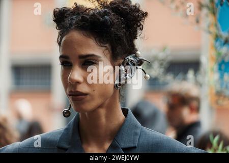 Modedetails außerhalb der ANNAKIKI Show während der Milan Fashion Week Damenbekleidung Frühjahr/Sommer 2024. Stockfoto