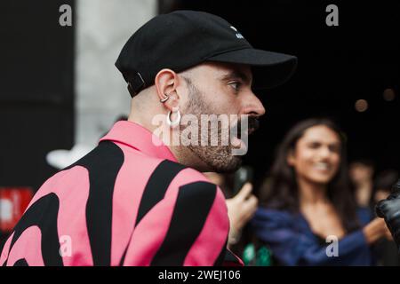 Modedetails außerhalb der ANNAKIKI Show während der Milan Fashion Week Damenbekleidung Frühjahr/Sommer 2024. Stockfoto