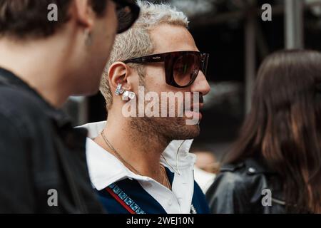 Modedetails außerhalb der ANNAKIKI Show während der Milan Fashion Week Damenbekleidung Frühjahr/Sommer 2024. Stockfoto