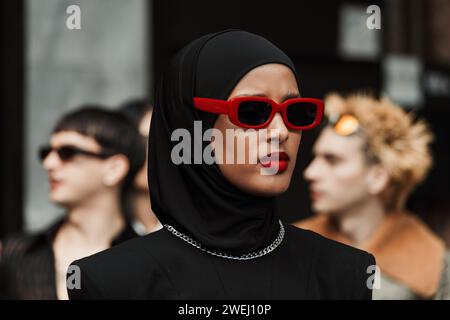 Modedetails außerhalb der ANNAKIKI Show während der Milan Fashion Week Damenbekleidung Frühjahr/Sommer 2024. Stockfoto