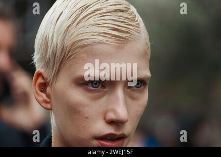 Modedetails außerhalb der ANNAKIKI Show während der Milan Fashion Week Damenbekleidung Frühjahr/Sommer 2024. Stockfoto