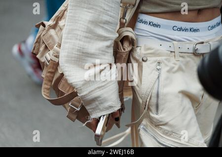 Modedetails außerhalb der ANNAKIKI Show während der Milan Fashion Week Damenbekleidung Frühjahr/Sommer 2024. Stockfoto