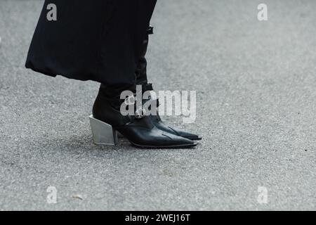 Modedetails außerhalb der ANNAKIKI Show während der Milan Fashion Week Damenbekleidung Frühjahr/Sommer 2024. Stockfoto