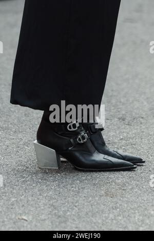 Modedetails außerhalb der ANNAKIKI Show während der Milan Fashion Week Damenbekleidung Frühjahr/Sommer 2024. Stockfoto