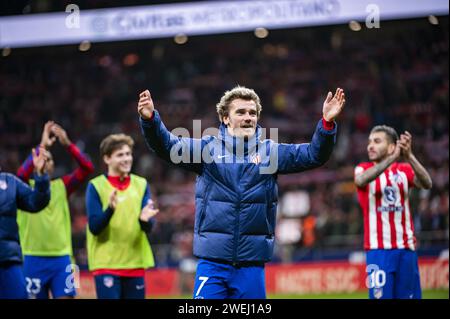 Madrid, Spanien. Januar 2024. Antoine Griezmann von Atletico Madrid feierte den Sieg am Ende des Fußballspiels, das für das Viertelfinale des Copa del Rey Turniers zwischen Atletico Madrid und Sevilla im Estadio Metropolitano in Madrid, Spanien, gültig war. Quelle: Unabhängige Fotoagentur/Alamy Live News Stockfoto