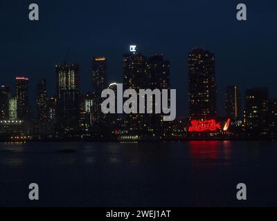 New York, New York, USA. Januar 2024. Pepsi-Cola-Schild leuchtet abends auf der Queens-Seite des East River. (Kreditbild: © Bianca Otero/ZUMA Press Wire) NUR REDAKTIONELLE VERWENDUNG! Nicht für kommerzielle ZWECKE! Stockfoto