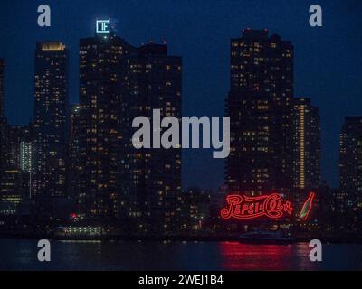 New York, New York, USA. Januar 2024. Pepsi-Cola-Schild leuchtet abends auf der Queens-Seite des East River. (Kreditbild: © Bianca Otero/ZUMA Press Wire) NUR REDAKTIONELLE VERWENDUNG! Nicht für kommerzielle ZWECKE! Stockfoto