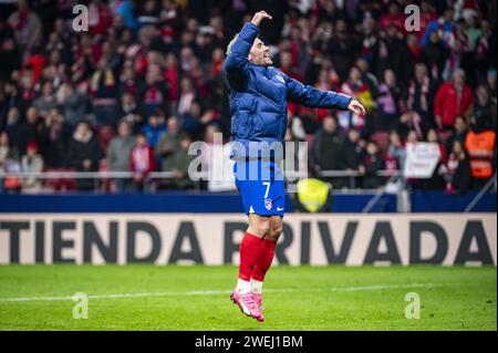 Madrid, Spanien. Januar 2024. Antoine Griezmann von Atletico Madrid feierte den Sieg am Ende des Fußballspiels, das für das Viertelfinale des Copa del Rey Turniers zwischen Atletico Madrid und Sevilla im Estadio Metropolitano in Madrid, Spanien, gültig war. Quelle: Unabhängige Fotoagentur/Alamy Live News Stockfoto