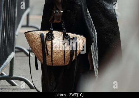 Modedetails außerhalb der ANNAKIKI Show während der Milan Fashion Week Damenbekleidung Frühjahr/Sommer 2024. Stockfoto