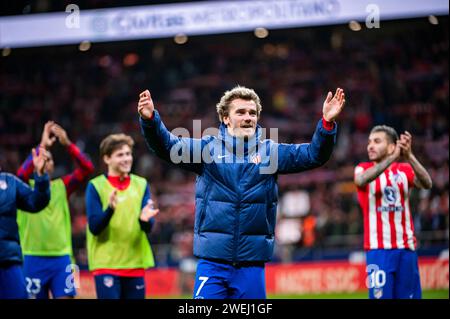 Madrid, Madrid, Spanien. Januar 2024. Antoine Griezmann von Atletico Madrid feierte den Sieg am Ende des Fußballspiels, das für das Viertelfinale des Copa del Rey Turniers zwischen Atletico Madrid und Sevilla im Estadio Metropolitano in Madrid, Spanien, gültig war. (Kreditbild: © Alberto Gardin/ZUMA Press Wire) NUR REDAKTIONELLE VERWENDUNG! Nicht für kommerzielle ZWECKE! Stockfoto