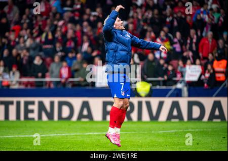 Madrid, Madrid, Spanien. Januar 2024. Antoine Griezmann von Atletico Madrid feierte den Sieg am Ende des Fußballspiels, das für das Viertelfinale des Copa del Rey Turniers zwischen Atletico Madrid und Sevilla im Estadio Metropolitano in Madrid, Spanien, gültig war. (Kreditbild: © Alberto Gardin/ZUMA Press Wire) NUR REDAKTIONELLE VERWENDUNG! Nicht für kommerzielle ZWECKE! Stockfoto