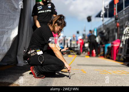 Daytona Beach, Etats Unis. Januar 2024. Ambiente während der Rolex 24 in Daytona, 1. Runde der IMSA WeatherTech Sportscar Championship 2024, vom 23. Bis 28. Januar 2024 auf dem Daytona International Speedway in Daytona Beach, Florida, USA - Foto Javier Jimenez/DPPI Credit: DPPI Media/Alamy Live News Stockfoto